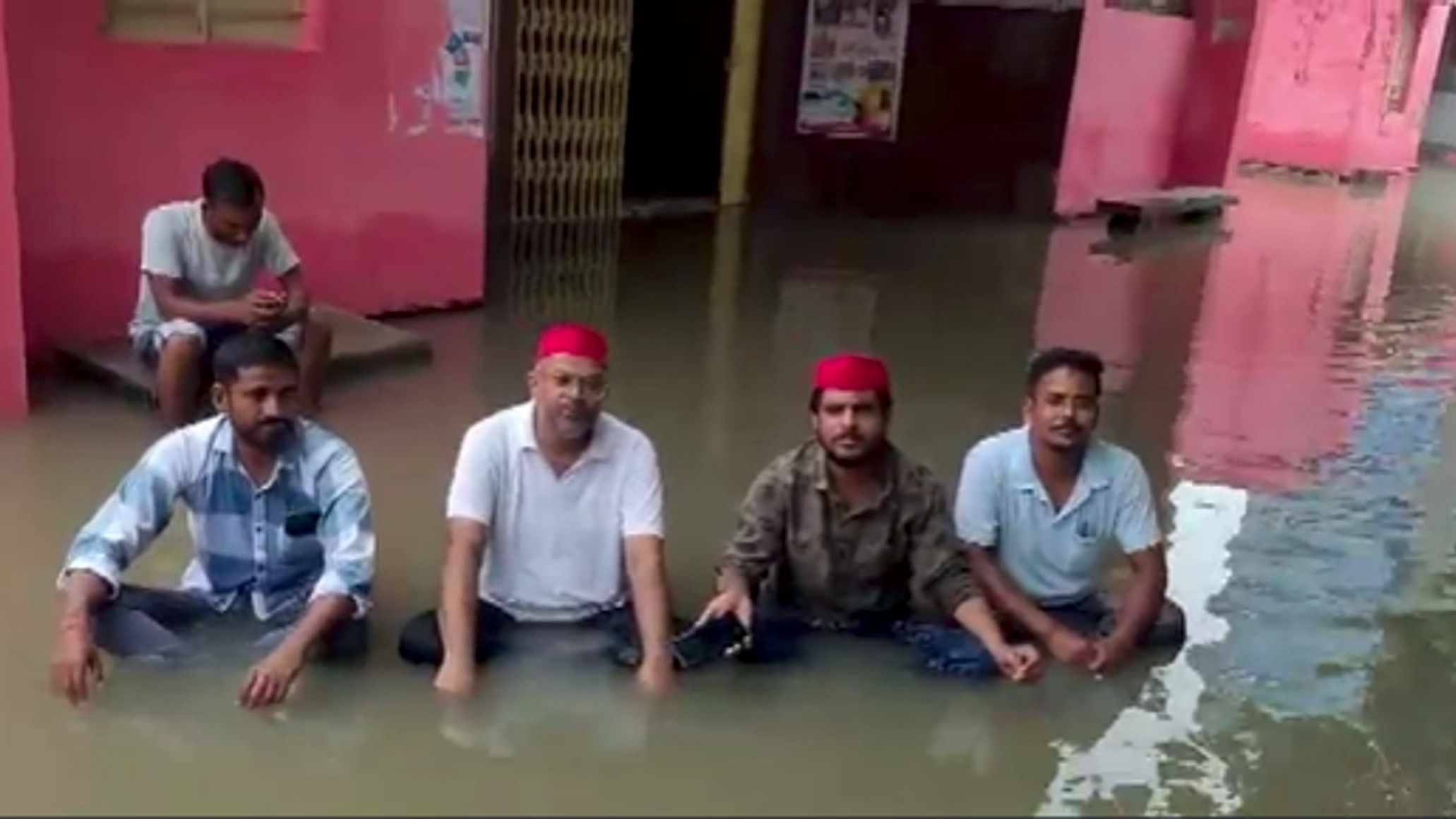 नगर पंचायत ने पंप लगाकर शुरू की निकासी.(Photo: Screengrab)