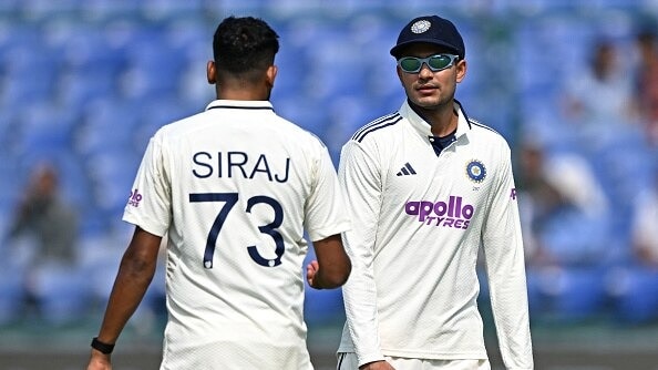  Mohammed Siraj (L) speaks with his team captain Shubman Gill