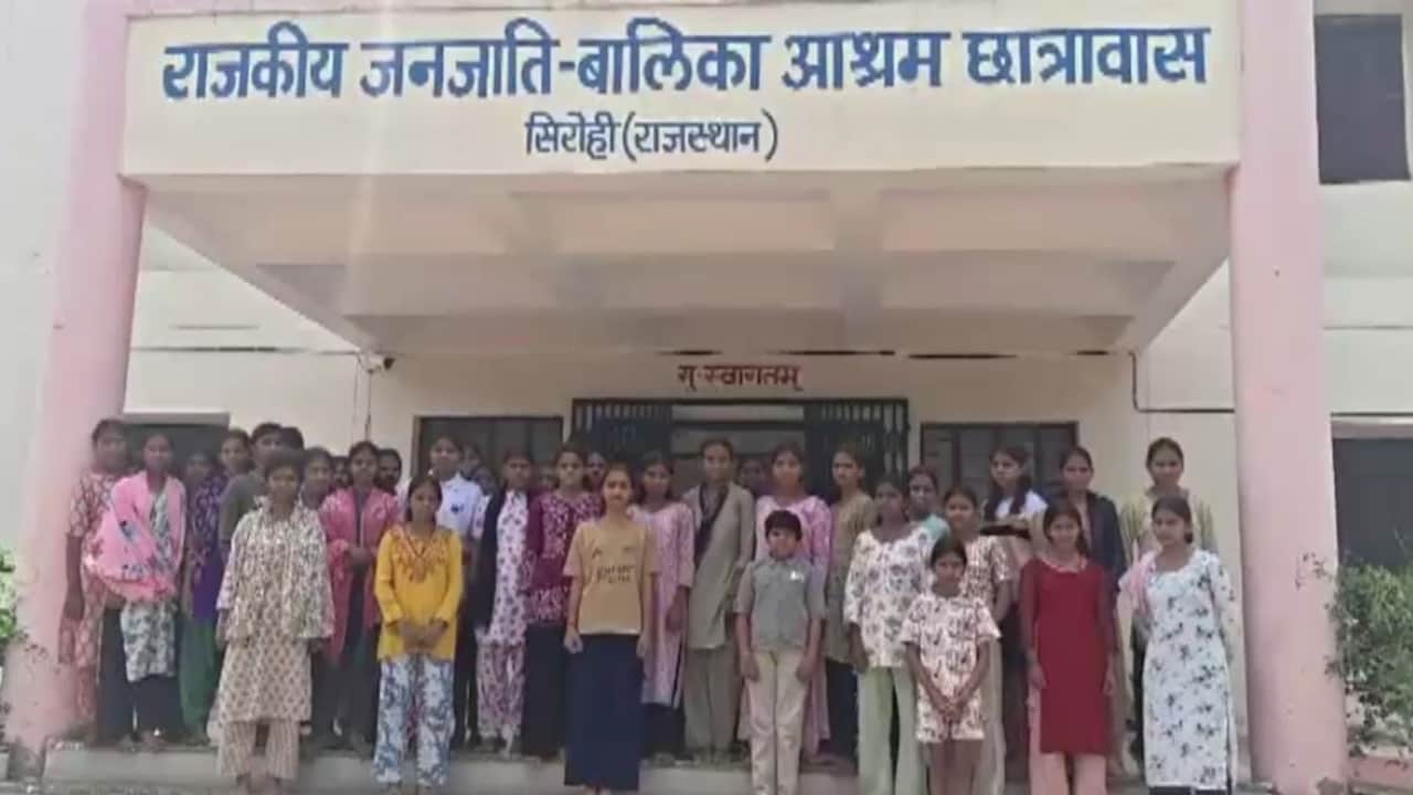हॉस्टल में कीड़े वाला खाना और खराब व्यवस्था, कलेक्ट्रेट पहुंचीं छात्राएं