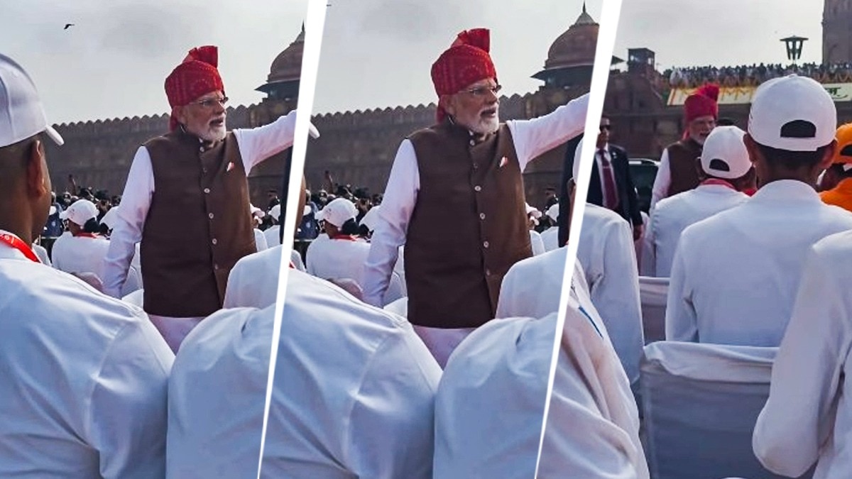  प्रधानमंत्री नरेंद्र मोदी लाल साफा पहने स्कूली बच्चों की तरफ आते नजर आते हैं (Photo:Insta/@drsu.ryavanshi)