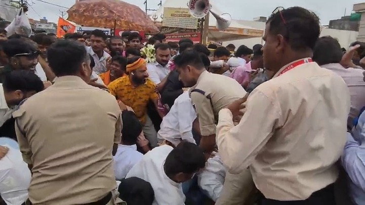मंदिर परिसर में भारी भीड़ उमड़ी है. (Photo- Screengrab)