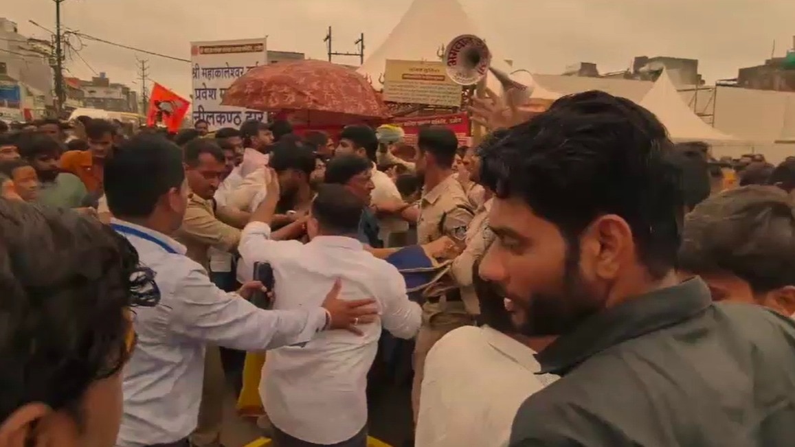 नागचंद्रेश्वर मंदिर में उमड़ी श्रद्धालुओं की भीड़. (Photo: Screengrabs)