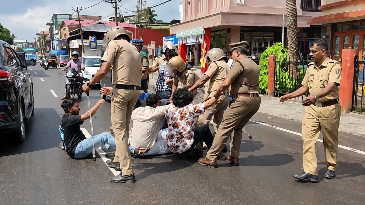 भड़के स्कूल मालिक ने पेरेंट्स को ऐसा क्या कहा कि सड़कों पर उतरे छात्र?