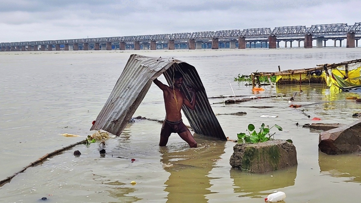  दारागंज में बाढ़ के बाद झोपड़ियां जलमग्न (Photo- ITG)