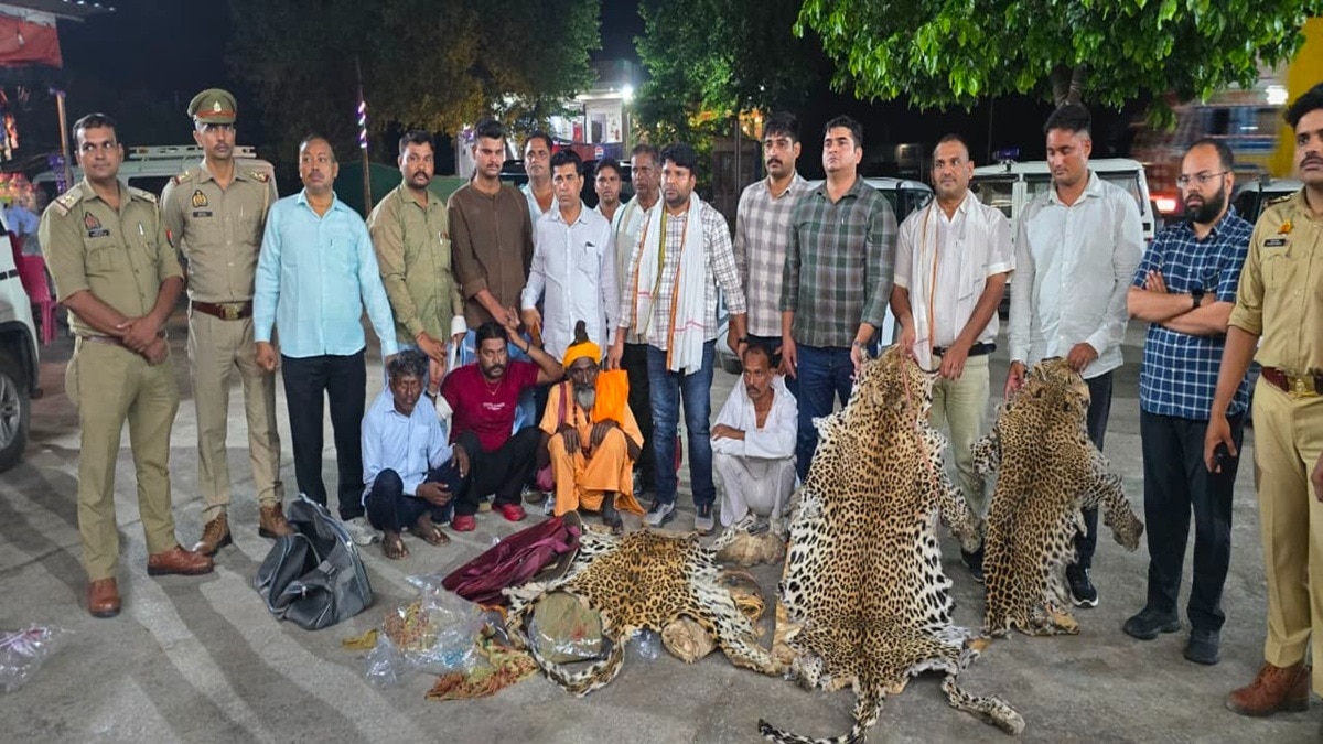 तेंदुओं के खाल के साथ गिरफ्तार तस्कर. (Photo: ITG)