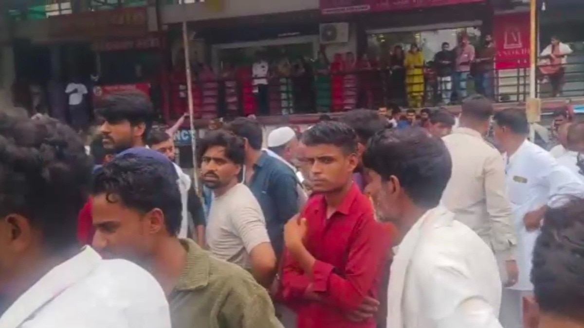 घटना के बाद मौके पर जुटी भीड़. (Photo: Screengrabs)