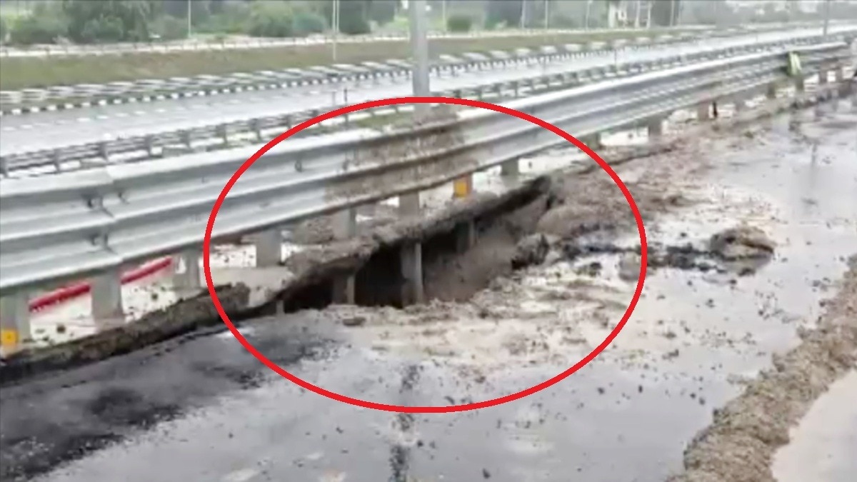 एक्सप्रेसवे पर किलोमीटर संख्या 421 पर 10 मीटर गहरा गड्ढा.(Photo:Screengrab)