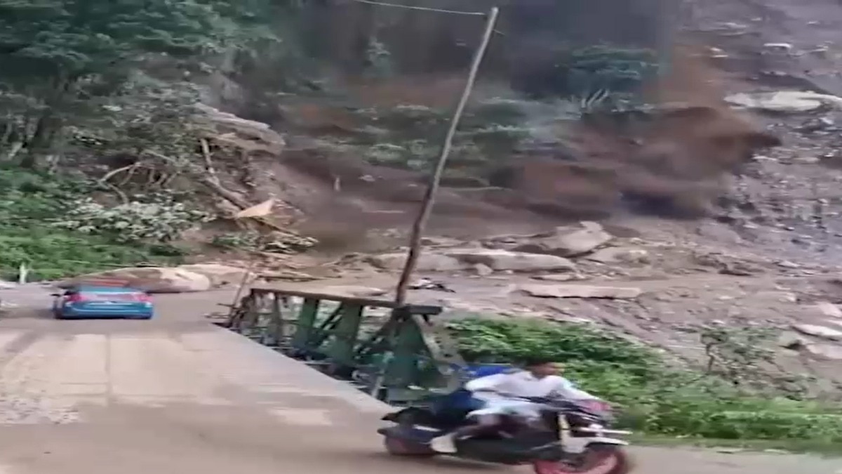 मलबे की चपेट में आने से बचा बाइक सवार. (Photo: ITG)