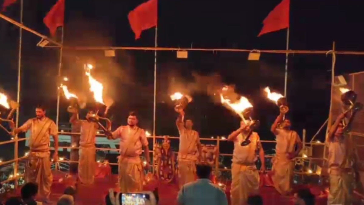 गंगा के बढ़ते जलस्तर ने बदला आरती का स्थान.(Photo:Screengrab)