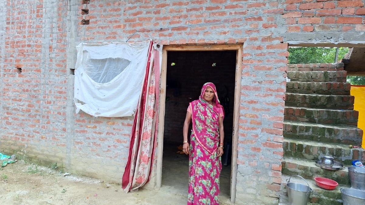 पक्का घर मिलते ही छलकी देवमती की खुशी.(Photo:ITG)