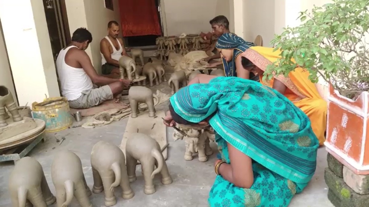 गोरखपुर के कारीगर मिट्टी से तैयार कर रहे खूबसूरत टेराकोटा. (Photo: ITG)