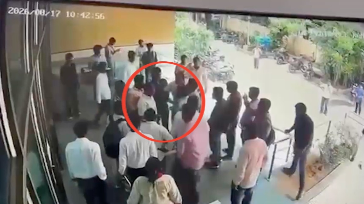 दिल्ली यूनिवर्सिटी में प्रोफेसर से मारपीट का CCTV सामने आया (Photo: ITG)
