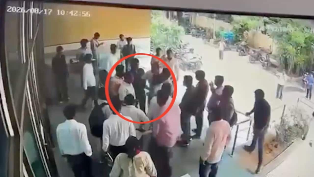 सस्पेंशन, एंट्री बैन, FIR दर्ज... DU में प्रोफेसर से मारपीट मामले में आरोपी के खिलाफ एक्शन
