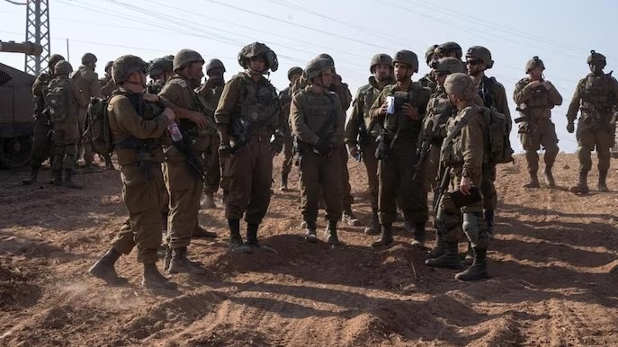 युद्ध की तस्वीरों में टैंक, मिसाइल, धुआं और तबाही दिखती है (Photo Credits: IDF)