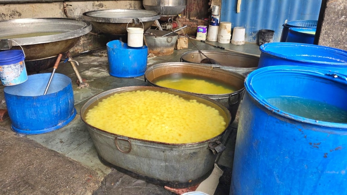 संभल में नकली रसगुल्ला फैक्ट्रियों पर एक्शन (Photo- ITG)