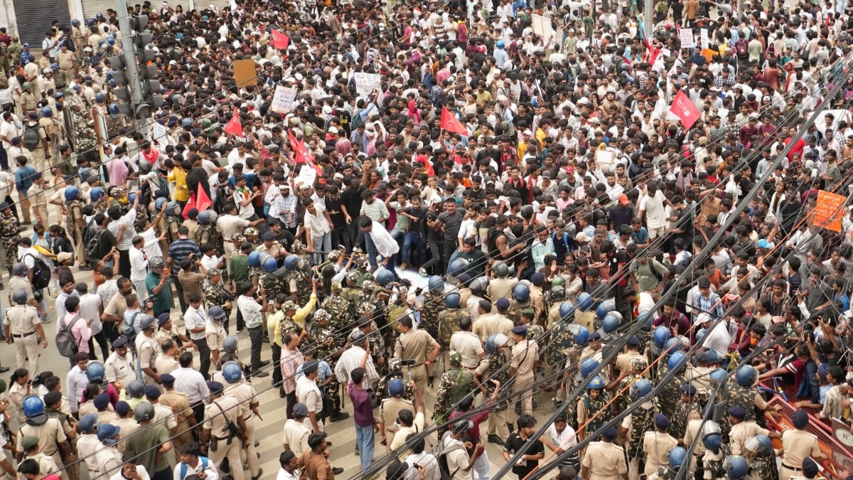पटना में कॉकरोच जनता पार्टी के समर्थन में हुए एक प्रोटेस्ट की तस्वीर. (फोटो-PTI)