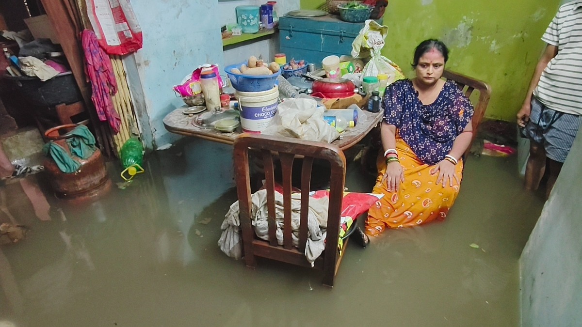 घर में पानी घुसने से लोगों में आक्रोश. (Photo: ITG)