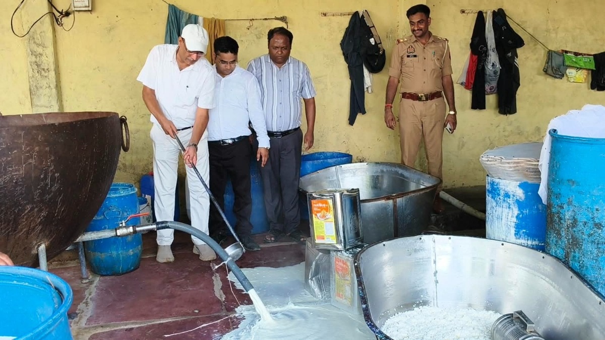 छाता में नकली पनीर बनाने वाली फैक्ट्री में छापेमारी. (photo: ITG)
