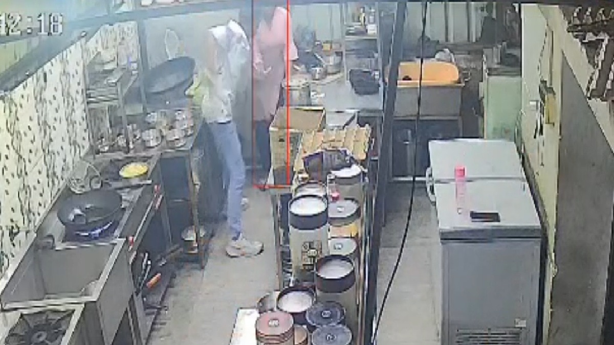 रेस्टोरेंट किचन में युवती पर चाकू से हमला. (Photo: Screengrab)