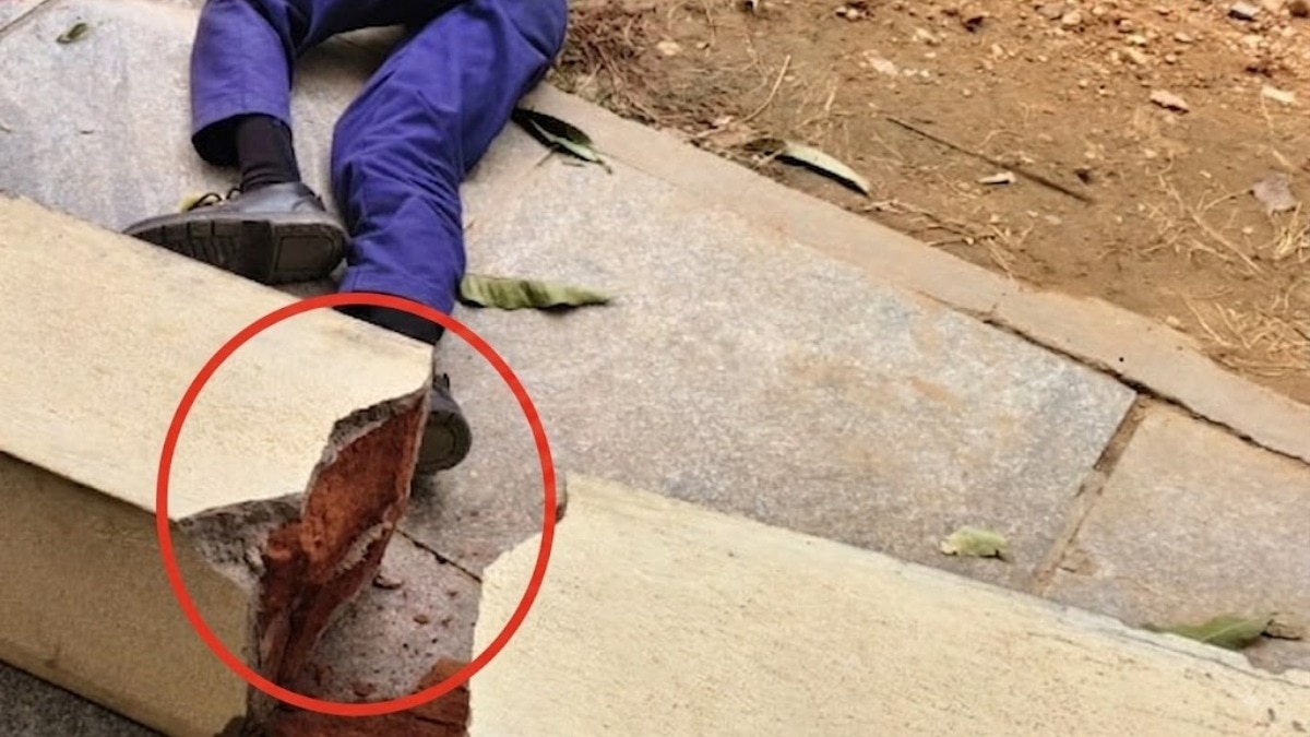 चिक्कनायकनहल्ली में पिलर गिरने से छात्र की मौत.(Photo- ITG)