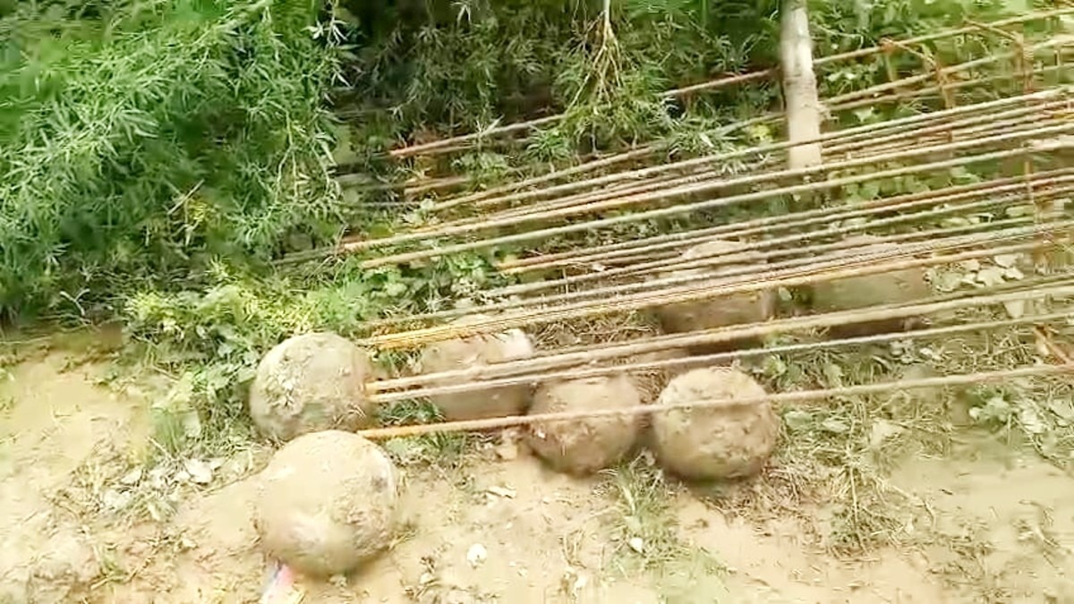 अमेठी में जमीन से निकले रहस्यमयी गोले.(Photo:ITG)