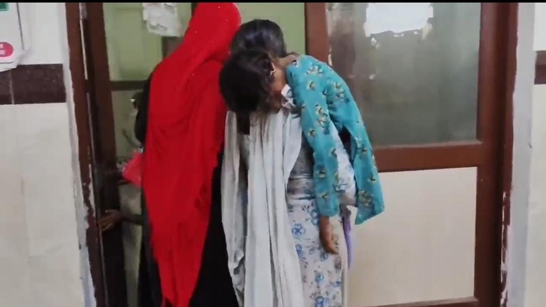 अस्पताल में बीमार बच्ची को नहीं मिला स्ट्रेचर. (Photo: Screengrab)