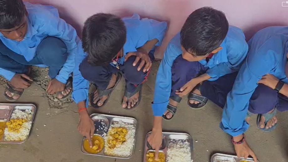बिहार के अरवल में मिड डे मील में बच्चों की थाली में कीड़े मिलने की शिकायत आई है