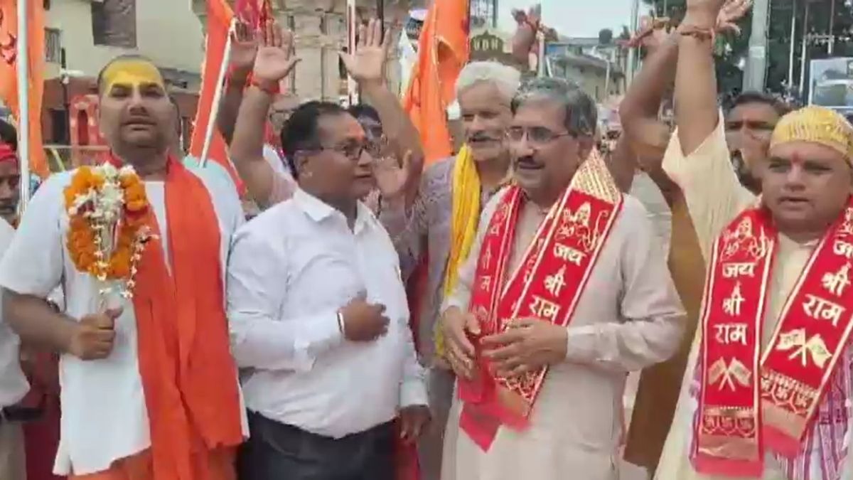 श्रीराम जन्मभूमि तीर्थ क्षेत्र ट्रस्ट के पूर्व सदस्य डॉ. अनिल मिश्रा ने की रामकोट की परिक्रमा. (Photo: Screengrab)