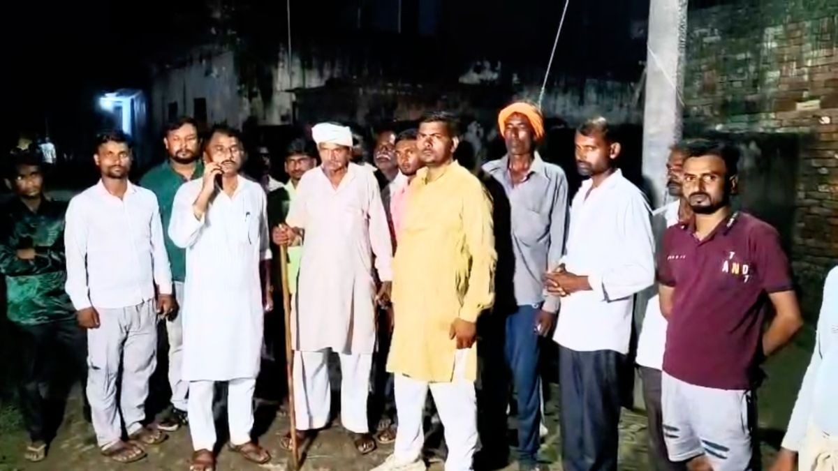 लाठी-डंडे लेकर रात में पहरा देते हैं गांव के लोग. (Photo: ITG)