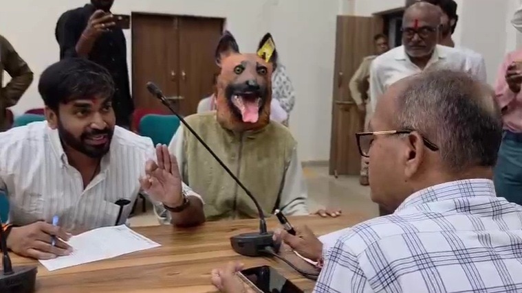 जनसुनवाई में कुत्ता बनकर पहुंचा शख्स. (Photo: Screengrabs)
