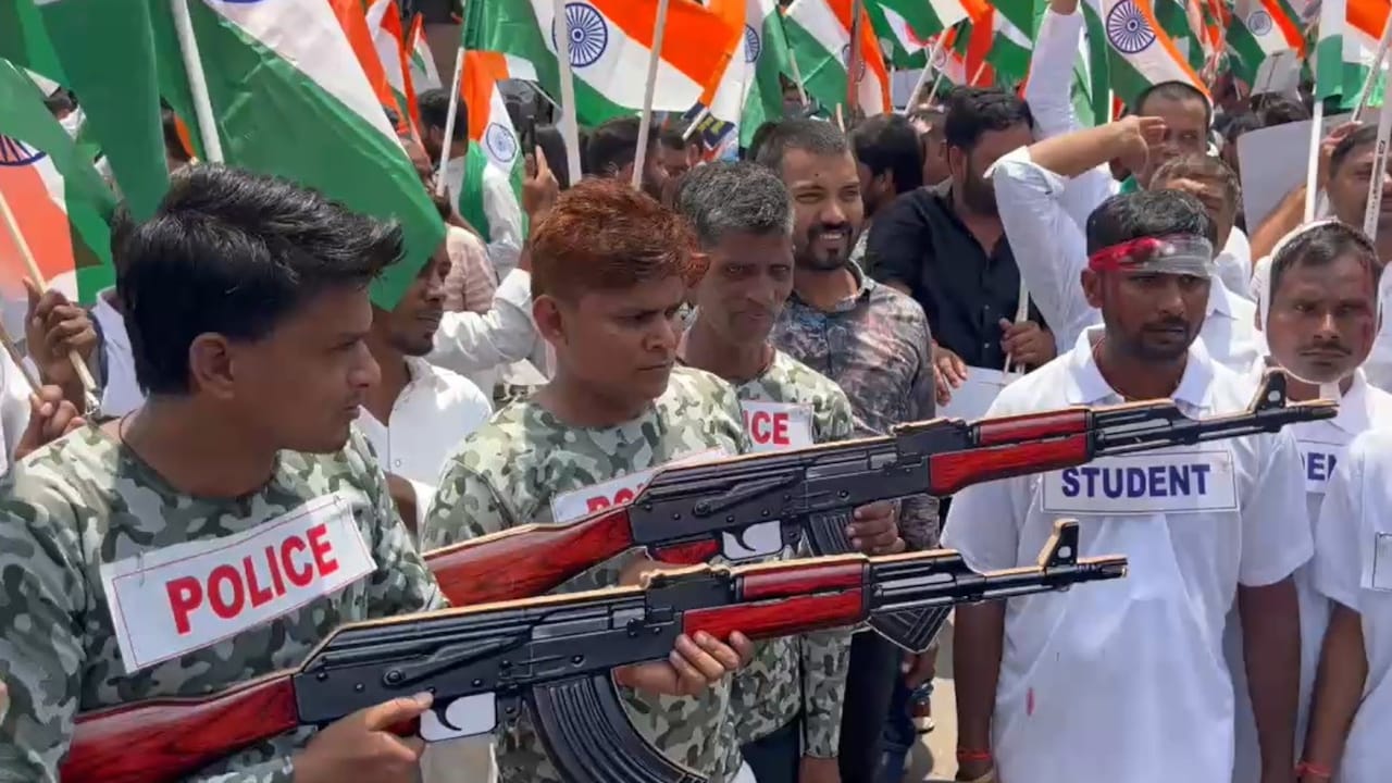 तेजस्वी यादव के राजभवन मार्च में 'AK-47' के कटआउट ने मचाया बवाल, कानून व्यवस्था और बेरोजगारी पर बिहार में सियासी संग्राम