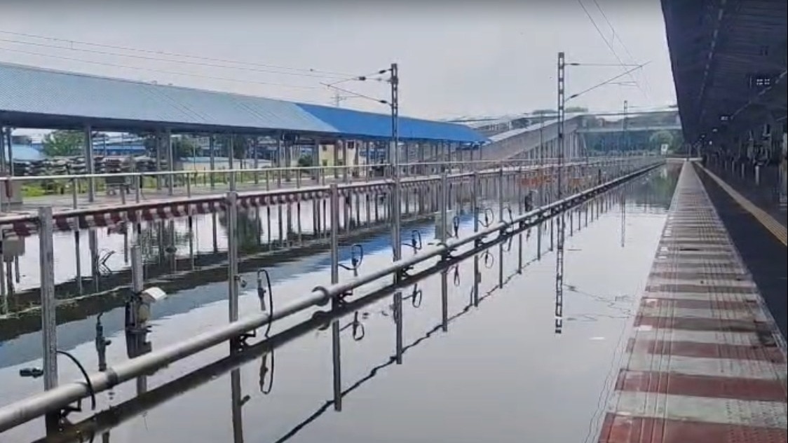प्रयागराज में एक रेलवे स्टेशन पर भरा पानी. (photo: ITG)