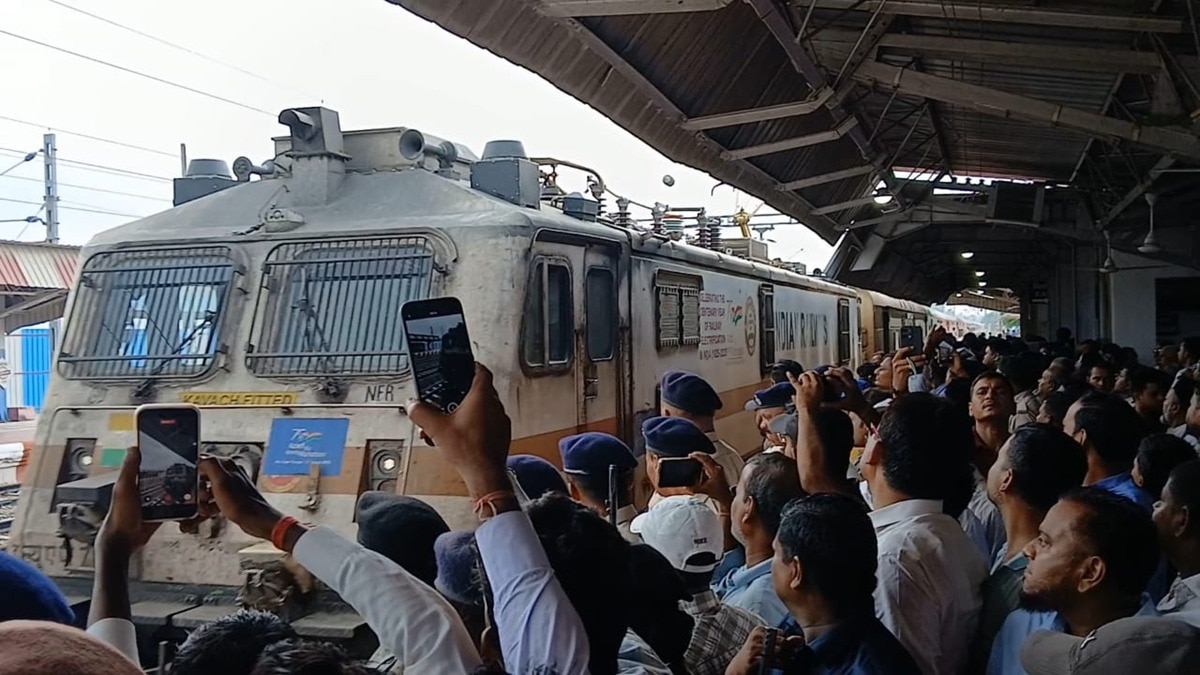 रेलवे ने भारत रत्न कर्पूरी ठाकुर के गांव स्थित स्टेशन पर बिहार संपर्क क्रांति एक्सप्रेस का स्टॉपेज दिया. (Photo: X/@RNK_Thakur)