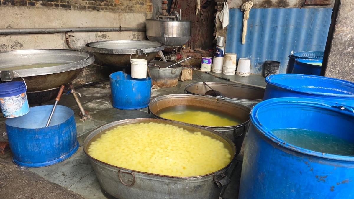 संभल में ग्राम प्रधान के घर 4500 किलो सफेद वाला रसगुल्ला तैयार मिला है (Photo:ITG)