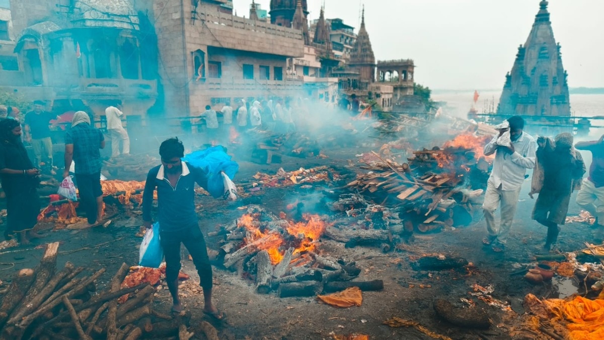 मणिकर्णिका घाट पर बाढ़ का पानी भर गया है. (Photo ITG)