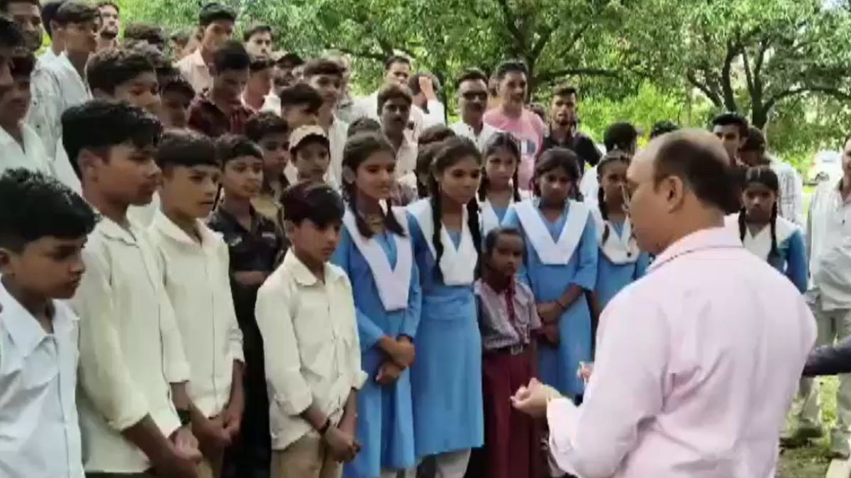बच्चों ने अफसरों से सड़क बनवाने की उठाई मांग. (Photo: Screengrab)