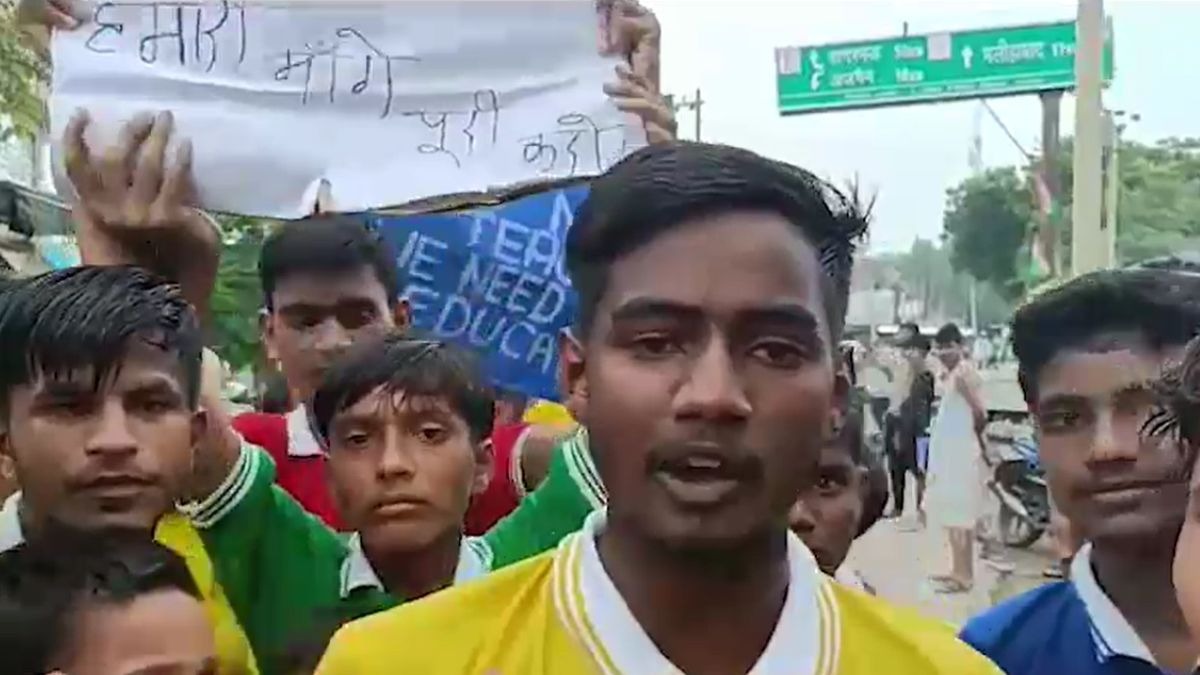 बच्चे बोले- स्कूल में पूरे शिक्षक नहीं. खाना ठीक नहीं मिलता. पीने का पानी नहीं है. (Photo: Screengrab)