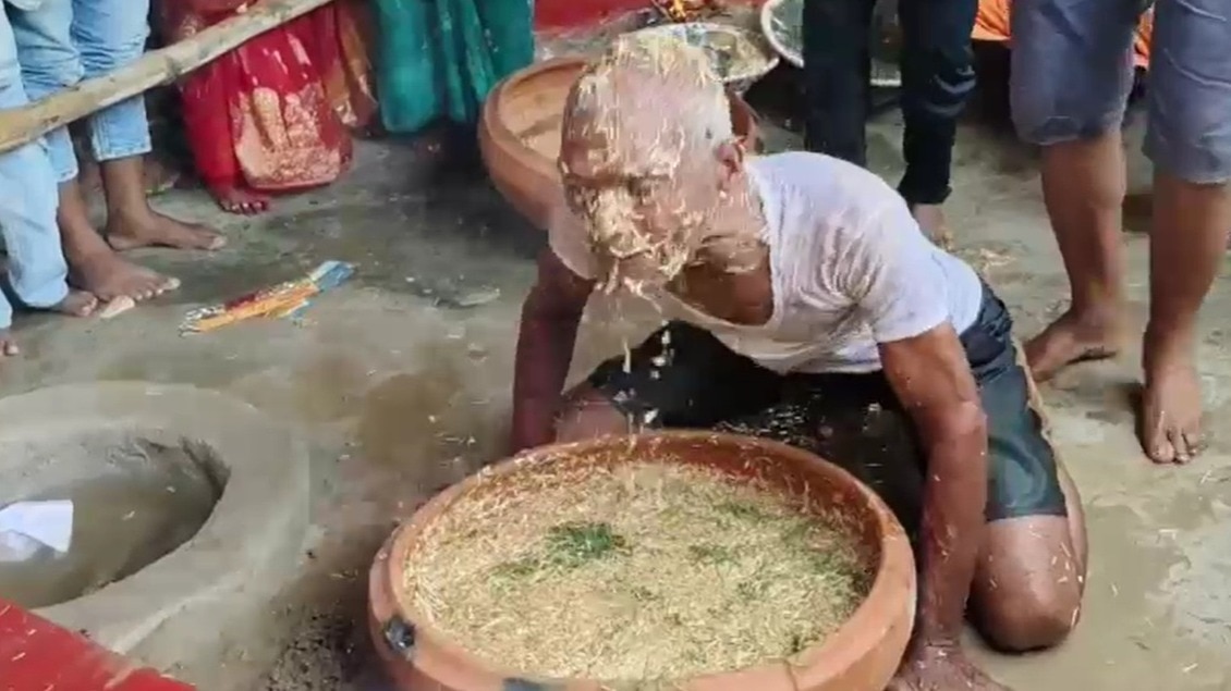 VIDEO: महराजगंज के बुद्धिराम का क्या है रहस्य, एक दिन बन जाते हैं जानवर... खाते हैं चारा