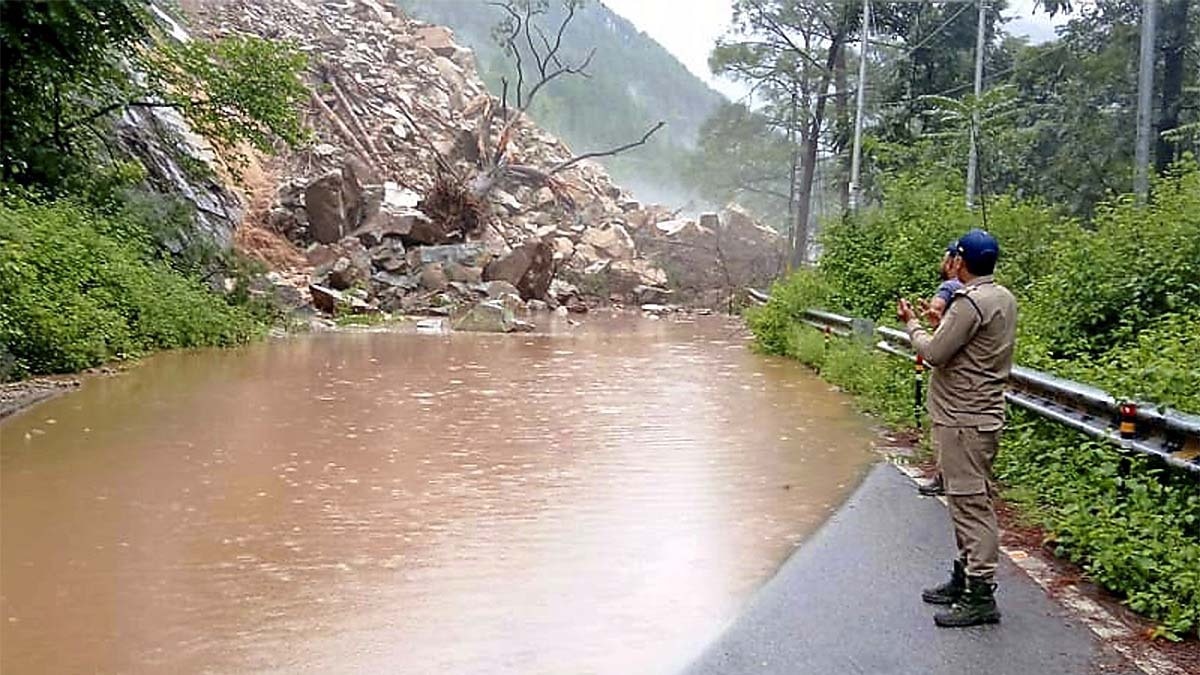 बद्रीनाथ-केदारनाथ हाईवे पर हेलांग के पास हुए लैंडस्लाइड से रास्ता रुक गया है. (Photo: PTI)