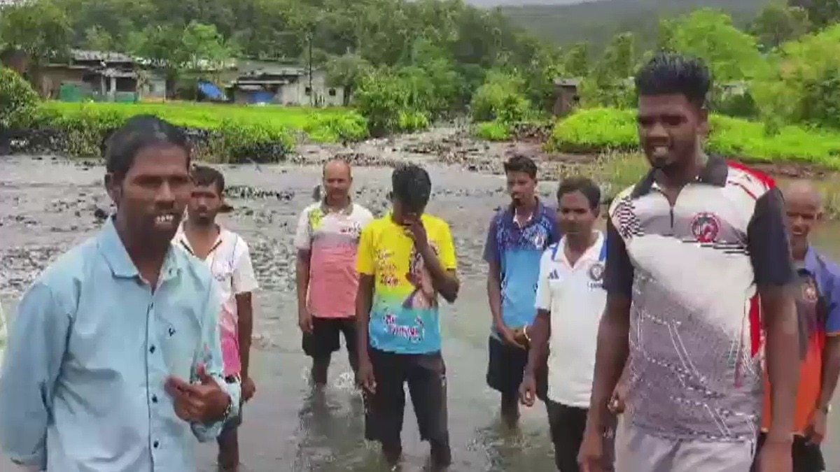 महिला को गोद में बैठाकर ग्रामीणों ने नदी पार कराई. (Photo: Screengrab)