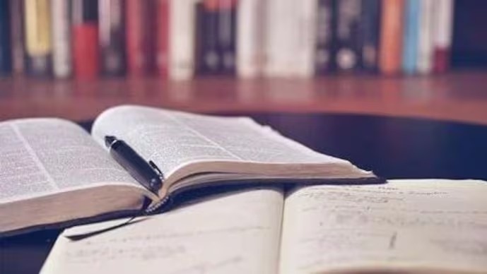 NCERT ने पॉलिटिकल साइंस की किताबें बनाने वाली नई टीम का गठन किया है. इसमें नई टीम में RSS संघ से जुड़े चार नाम शामिल है. (फोटो प्रतीकात्मक है)