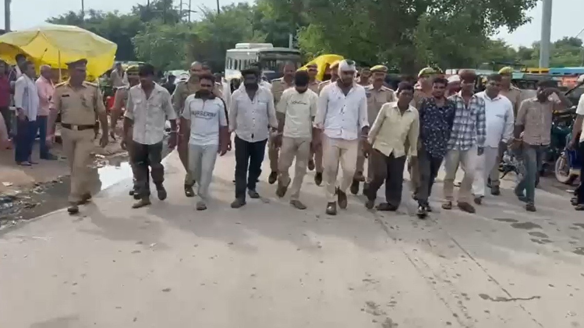 सिपाही को दौड़ा-दौड़ाकर पीटा, कन्नौज में 12 आरोपी गिरफ्तार, पुलिस ने निकाला जुलूस – kannauj constable attacked 12 accused arrested police procession lclar