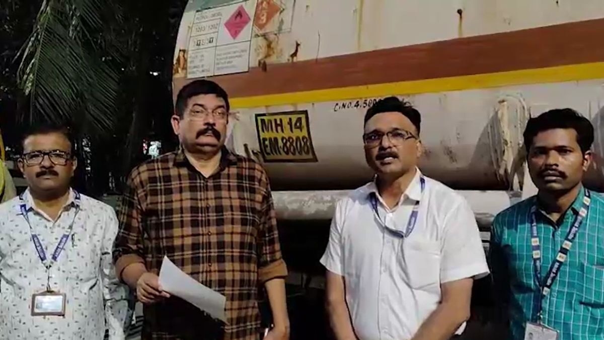 अधिकारियों ने टैंकर को कब्जे में लिया. (Photo: Screengrab)