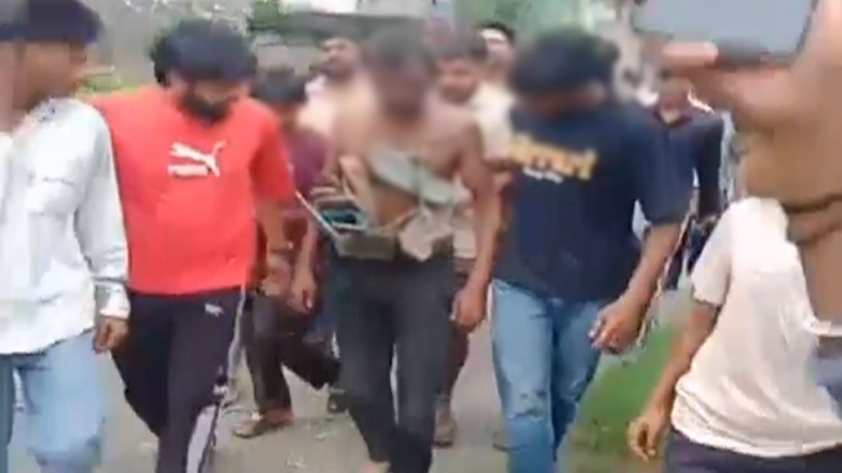 गांव वालों ने सरेआम निकाली परेड. (Photo: Screengrab)