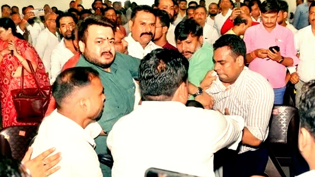 कानपुर में भाजपा के प्रदेश महामंत्री और कानपुर-बुंदेलखंड क्षेत्र के प्रभारी  के स्वागत समारोह में मंच पर बैठने को लेकर मारपीट हो गई (Photo:screengrab)