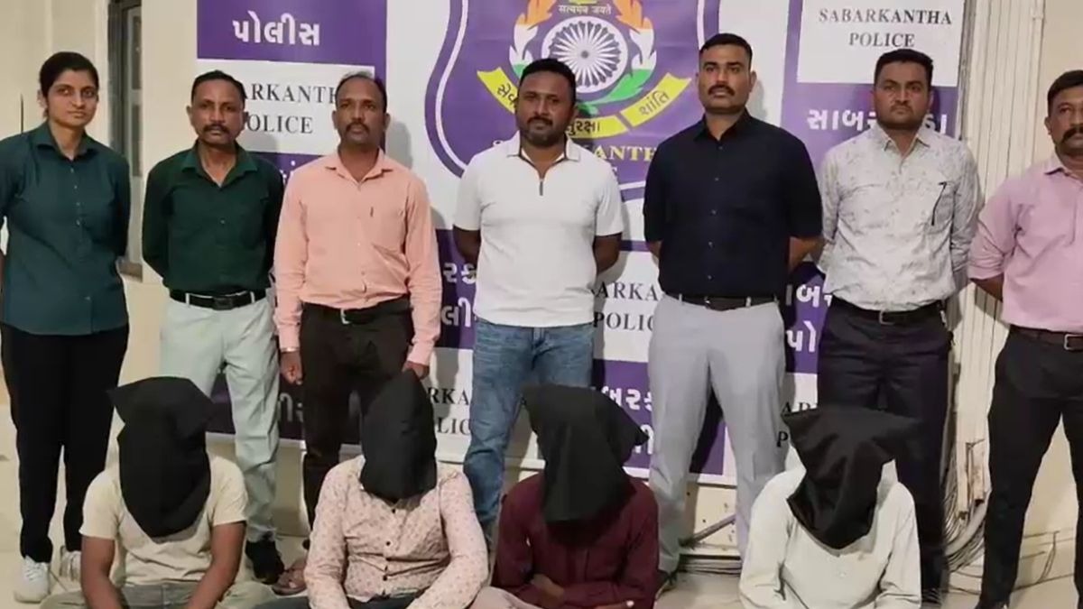 कार के अंदर मिले पांच लोगों को पुलिस ने पकड़ा. (Photo: Screengrab)