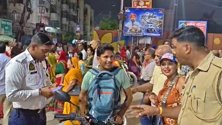 बाइक पर तीन सवारी बैठी थीं (Photo- ITG)