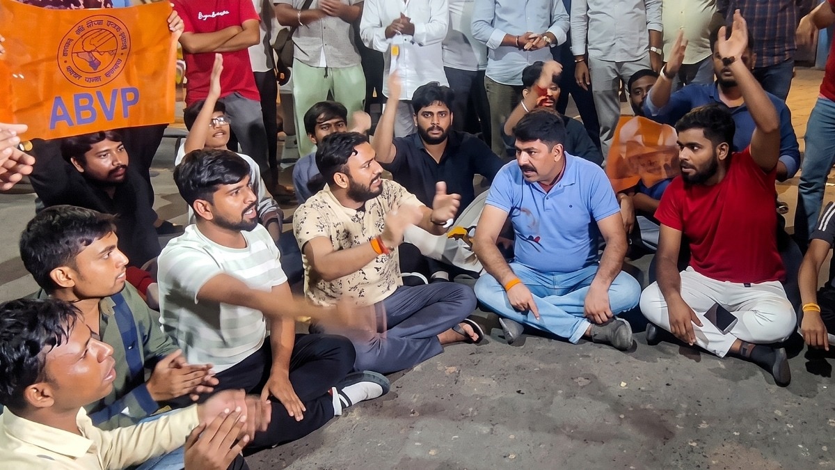 आरोप है कि 70-80 लोगों के एक समूह ने मीटिंग का विरोध कर रहे ABVP समर्थकों पर हमला किया. (Photo: ITG)
