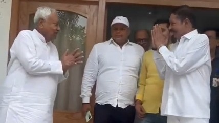 नीतीश कुमार और अनंत सिंह ने हाथ जोड़कर किया एक-दूसरे का अभिवादन (Photo: Screengrab)