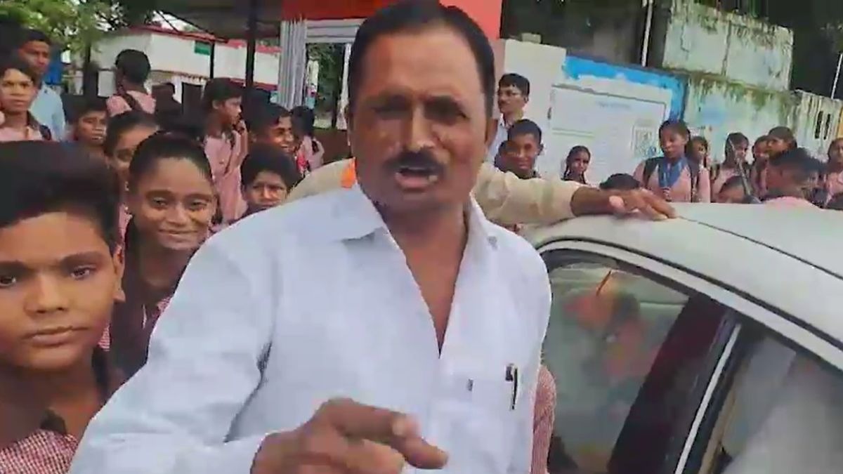 प्रिंसिपल की गाड़ी घेरकर बच्चों ने किया प्रदर्शन. (Photo: Screengrab)